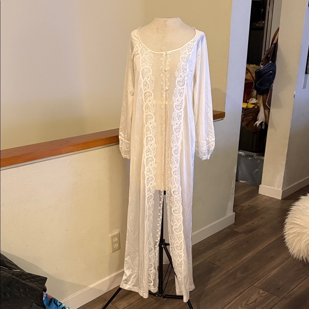 Vintage Henson Kickernick  White Lace Long robe